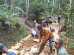 Warga Dusun Cinunjang sedang kerja bakti membuat Jalan dari Pasir Bihbul menuju Cimanggu